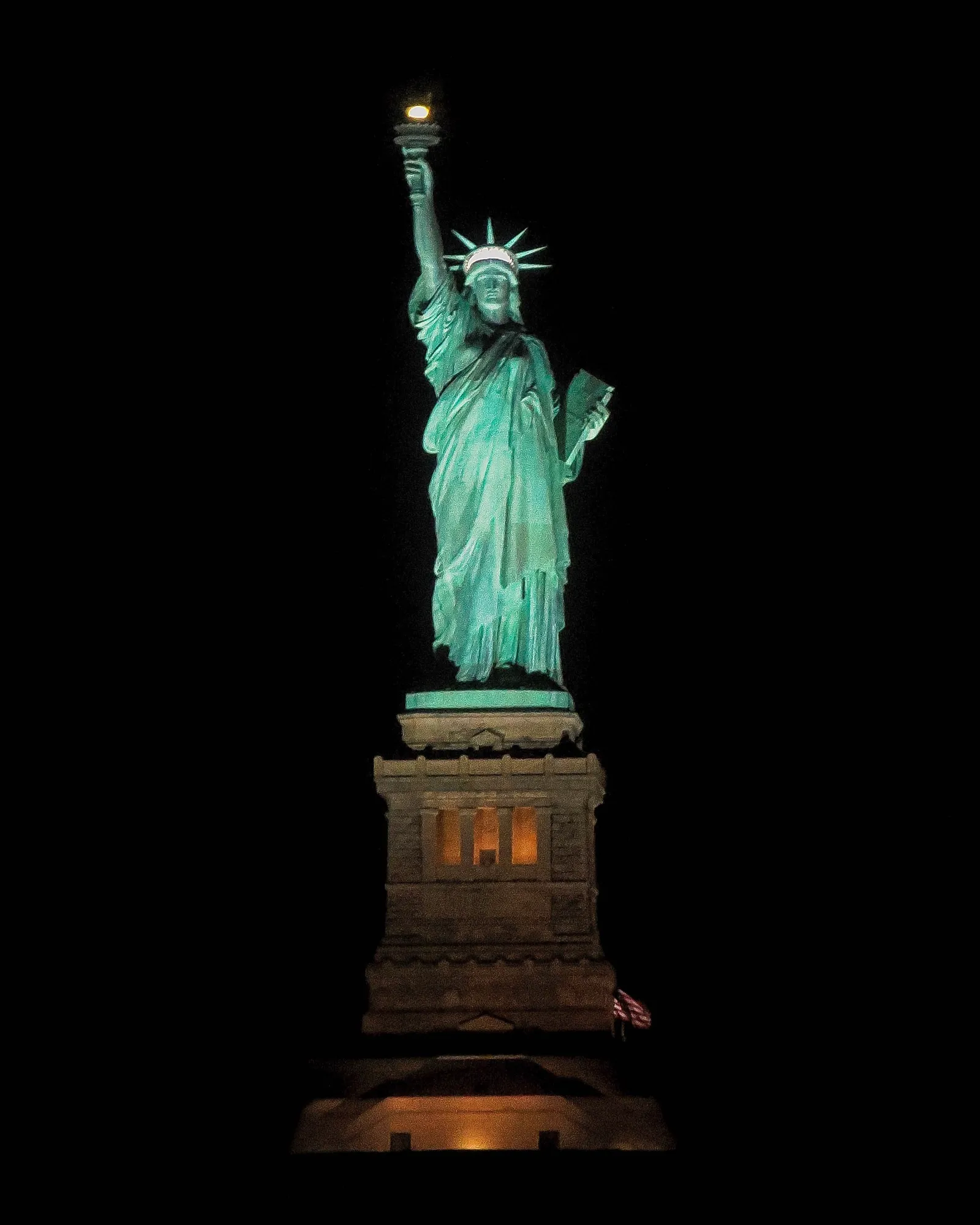 La Estatua de la Libertad iluminada de noche