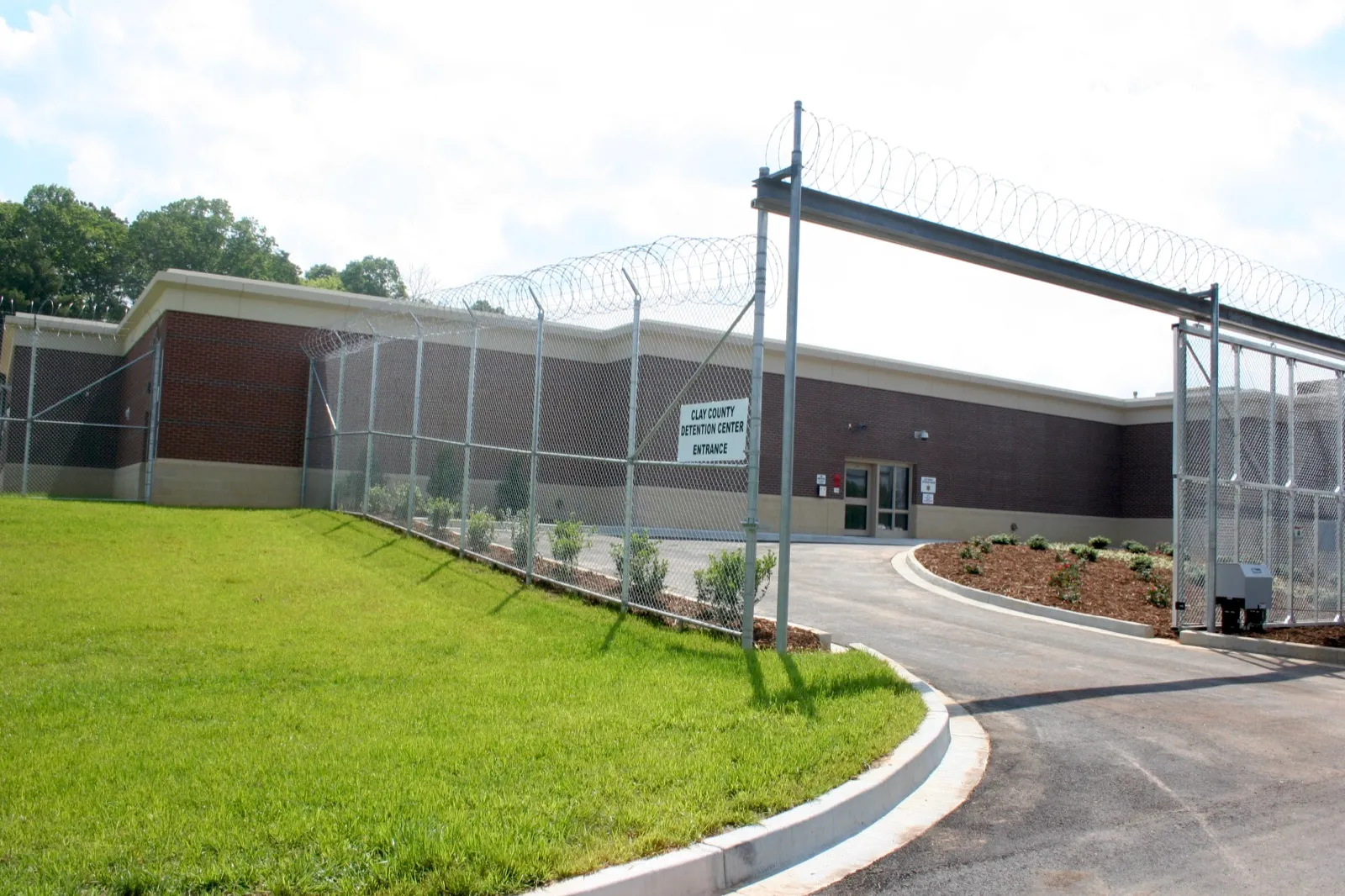 Edificio de un centro de detención en Estados Unidos con cerca perimetral
